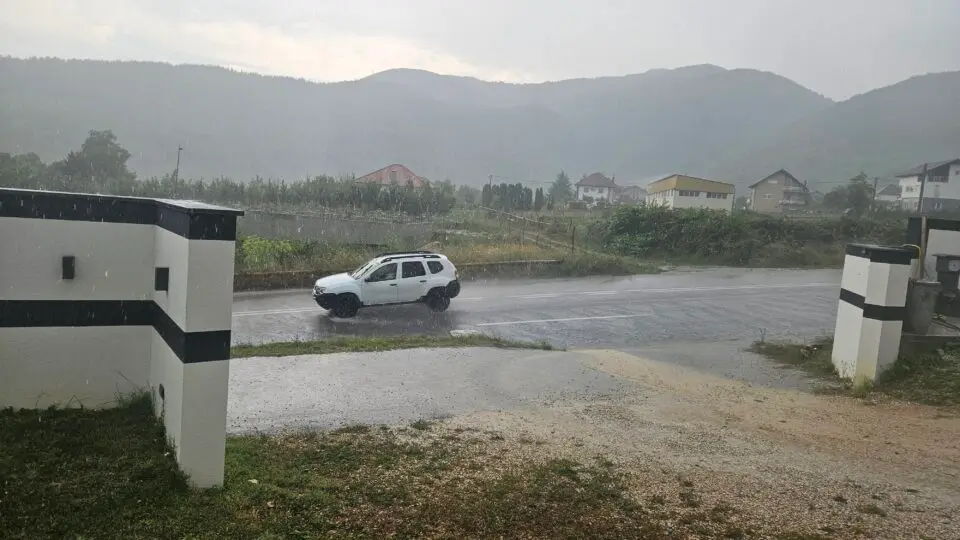 Potop na ulicama: Jak letnji pljusak praćen gradom tokom popodneva pogodio Prijepolje