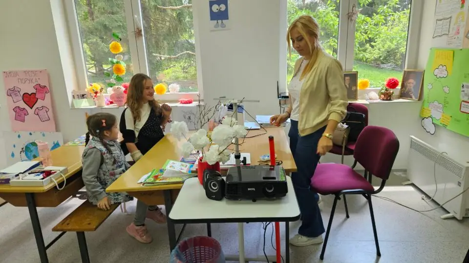 Ova devojčica čuva seosku školu od zatvaranja: Elena je jedina učenica u Sopotnici, ali ovo veličanstvemo mesto postaje sve popularnije - evo i zašto (FOTO)