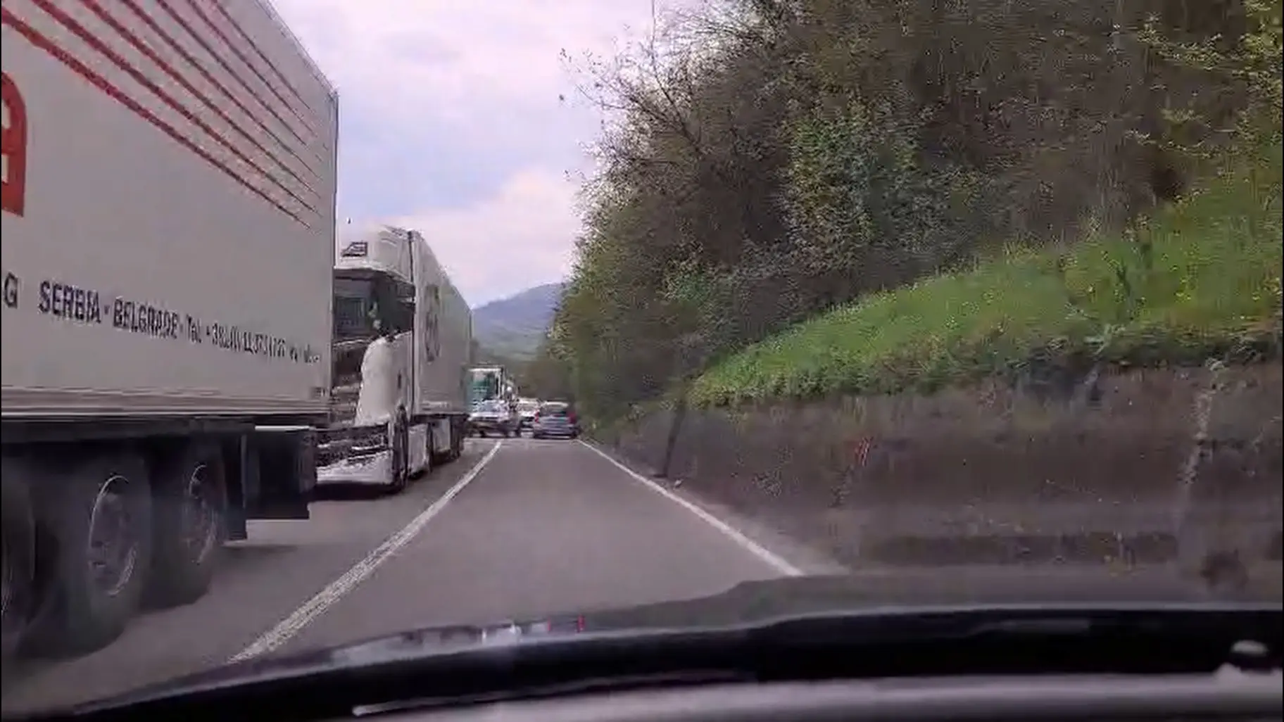 Vozili smo u kontra smeru, u susret su dolazili autobusi - jako traumatično: Haos na crnogorskoj granici zbog obustave teretnog saobraćaja (VIDEO)(VIDEO)