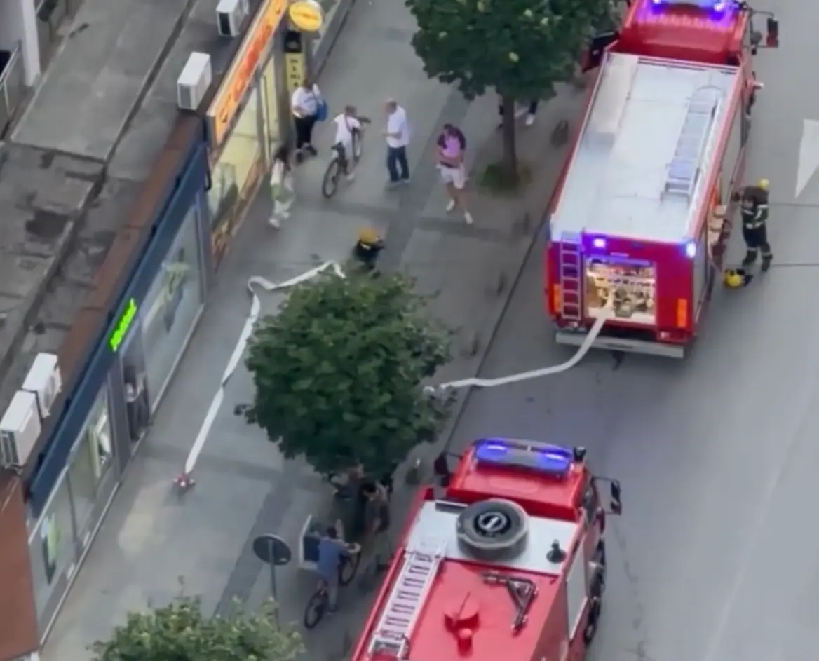 Drama u centru Užica: Izbio požar u prodavnici mobilnih telefona, vatrogasci hitno reagovali (FOTO)(VIDEO)
