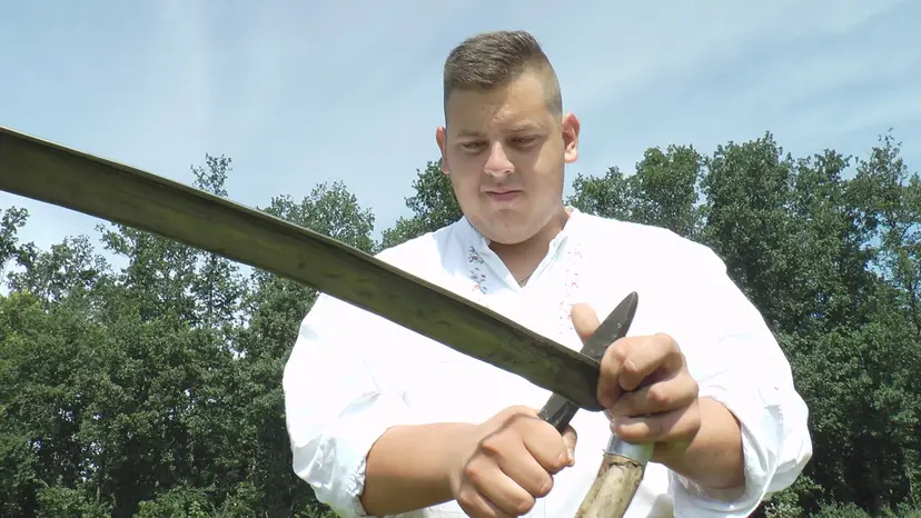 Ovaj mladi Čačanin je kralj košenja: Vuk iz Preljine peti put pobedio na čuvenoj Kosidbi na Rajcu i kaže - ova stara veština bolja je od svake teretane (FOTO)