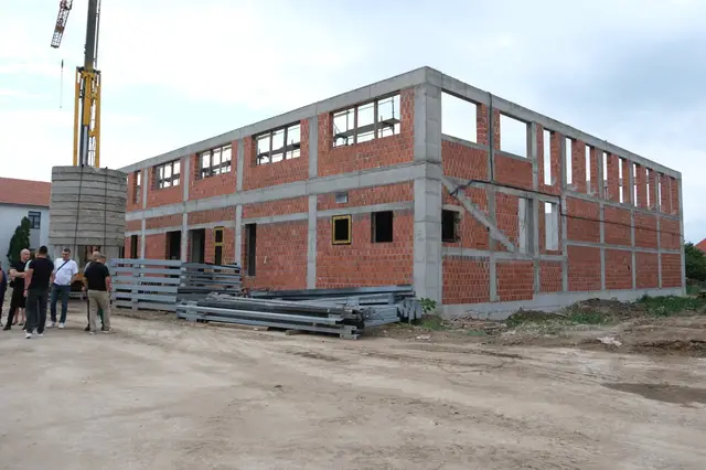 Glišić obišao radove na rekonstrukciji škole u Doljevcu / foto: RINA