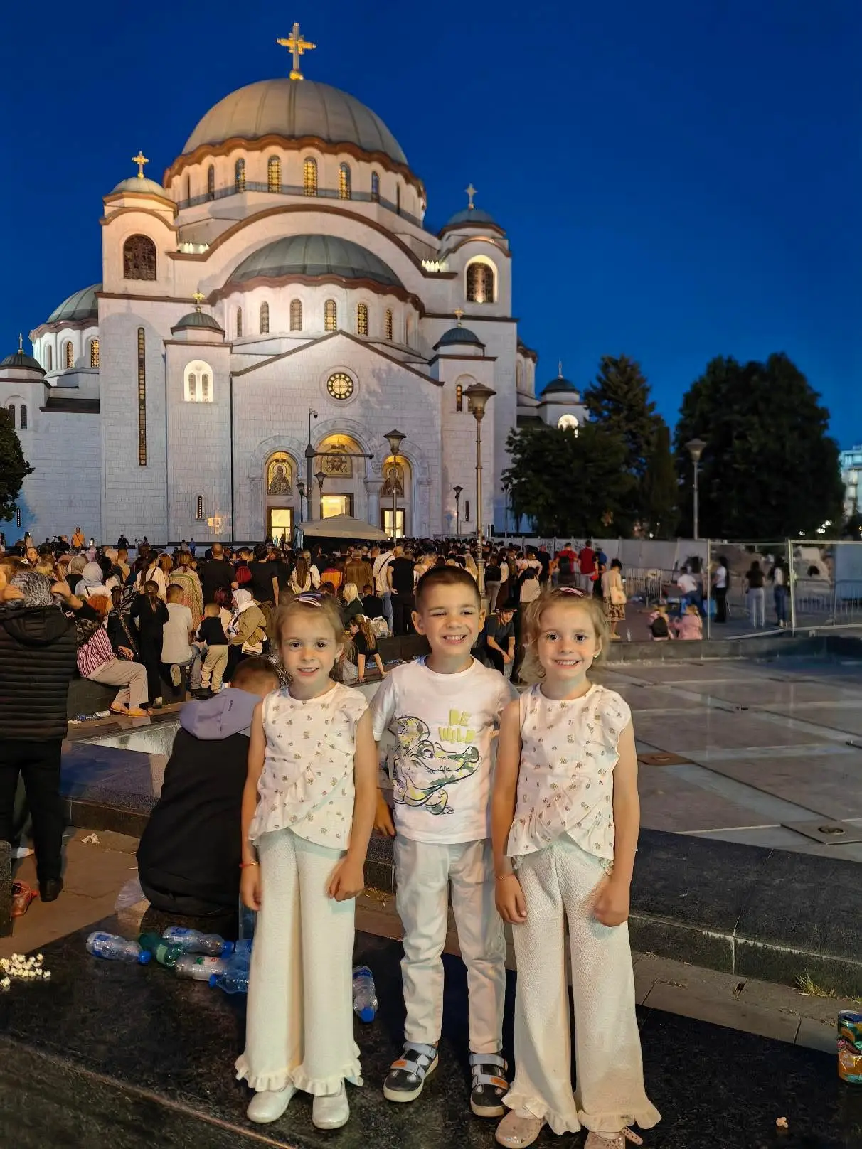 Nosila sam Pojas Presvete Bogorodice dok sam se molila da dobijem decu: Dirljiva priča Marije iz Požege - sada je sa suprugom i trojkama satima čekala da se pokloni svetinji (FOTO)