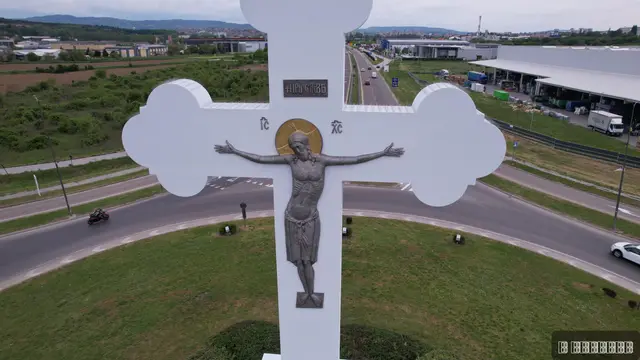 Đurđevdanski krst visok 18 metara i privlači veliku pažnju/ Foto: RINA