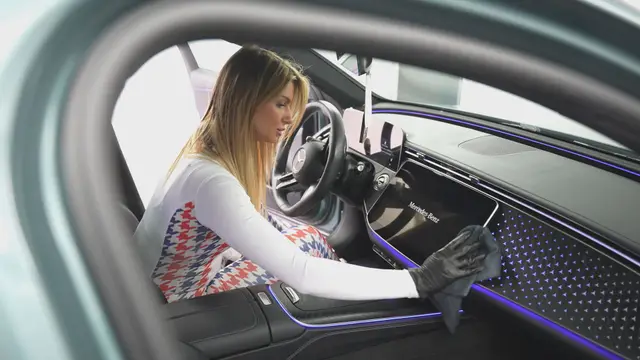 Čačanka Mina radi neverovatan posao i od luksuznih automobila pravi savršenstvo/ Foto: RINA