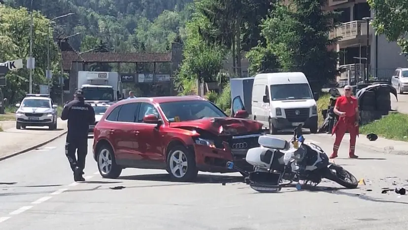 Povređeni policajac u teškom stanju, hitno prevezen za Beograd: Zadobio višestruke prelome u sudaru službenog motora i audija