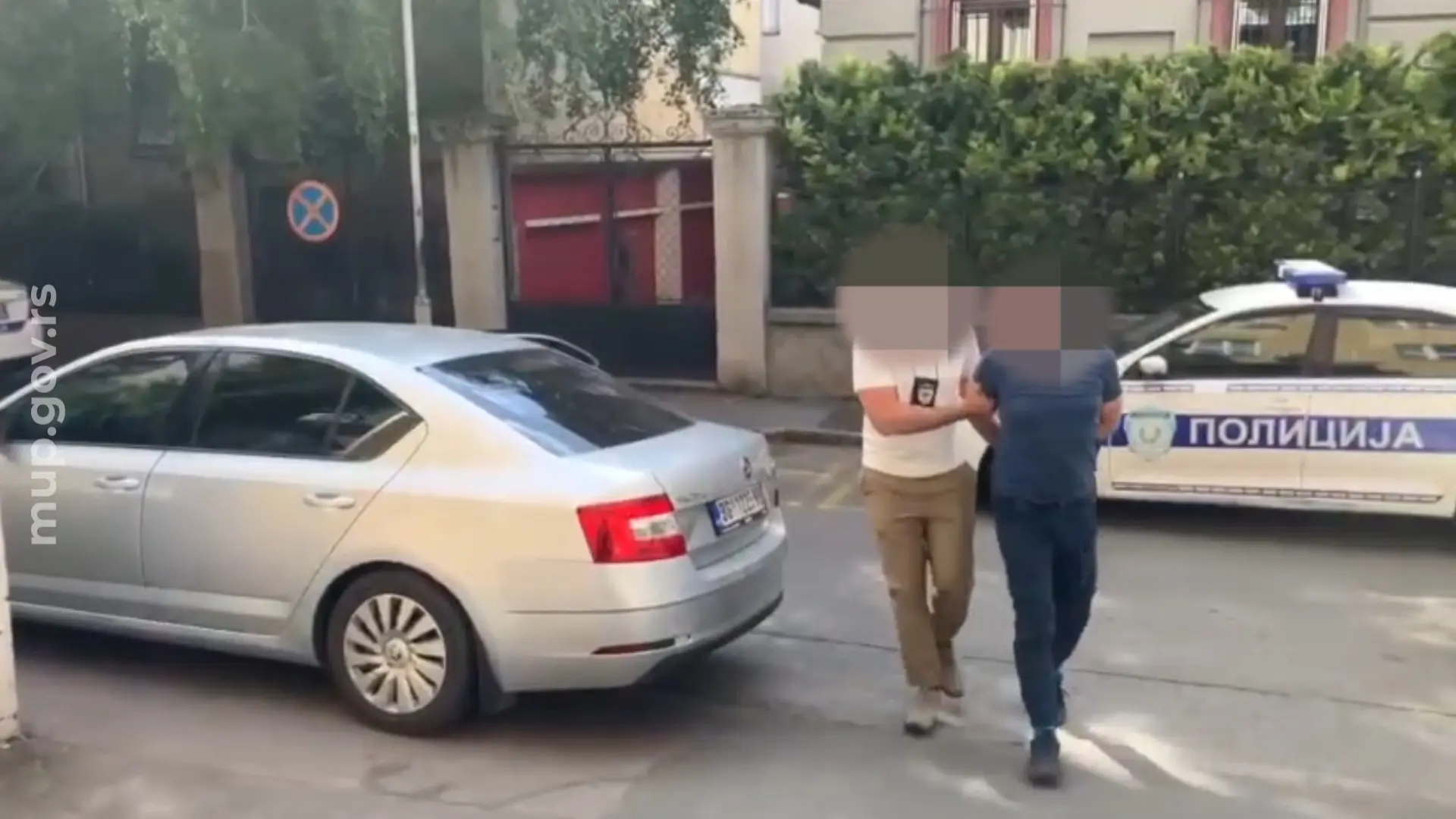 Izazivali haos na javnom skupu u Beogradu, pa im se obilo o glavu: Uhapšene dve osobe zbog prevrtanja i paljenja kontejnera, na policiju letele kamenice, topovski udari i baklje