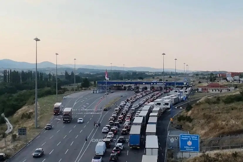 Kolaps na granicama: Kamioni čekaju i do četiri sata, najgore na Batrovcima