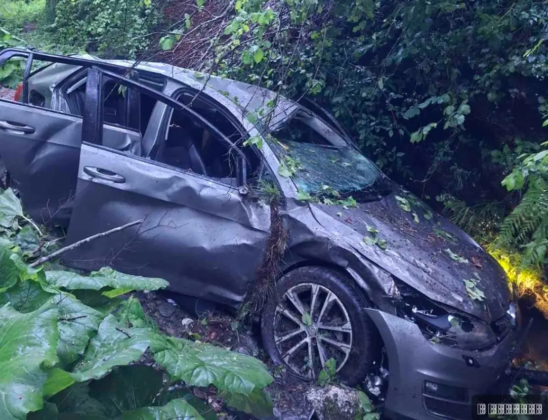 Auto sletelo sa puta, dve osobe povređene: Teška nezgoda kod Bijelog Polja, na licu mesta i vatrogasci-spasioci (FOTO)