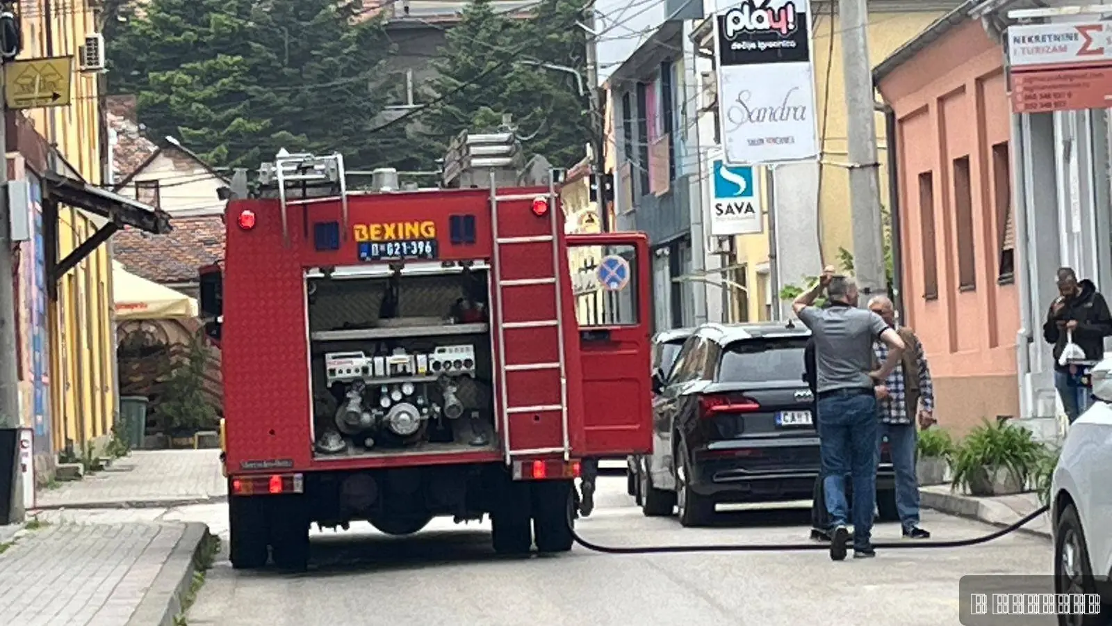 Likvidirana vatrena stihija u strogom centru Čačka: Požar izbio u stambeno-poslovnom prostoru, svi izleteli napolje (FOTO)(VIDEO)