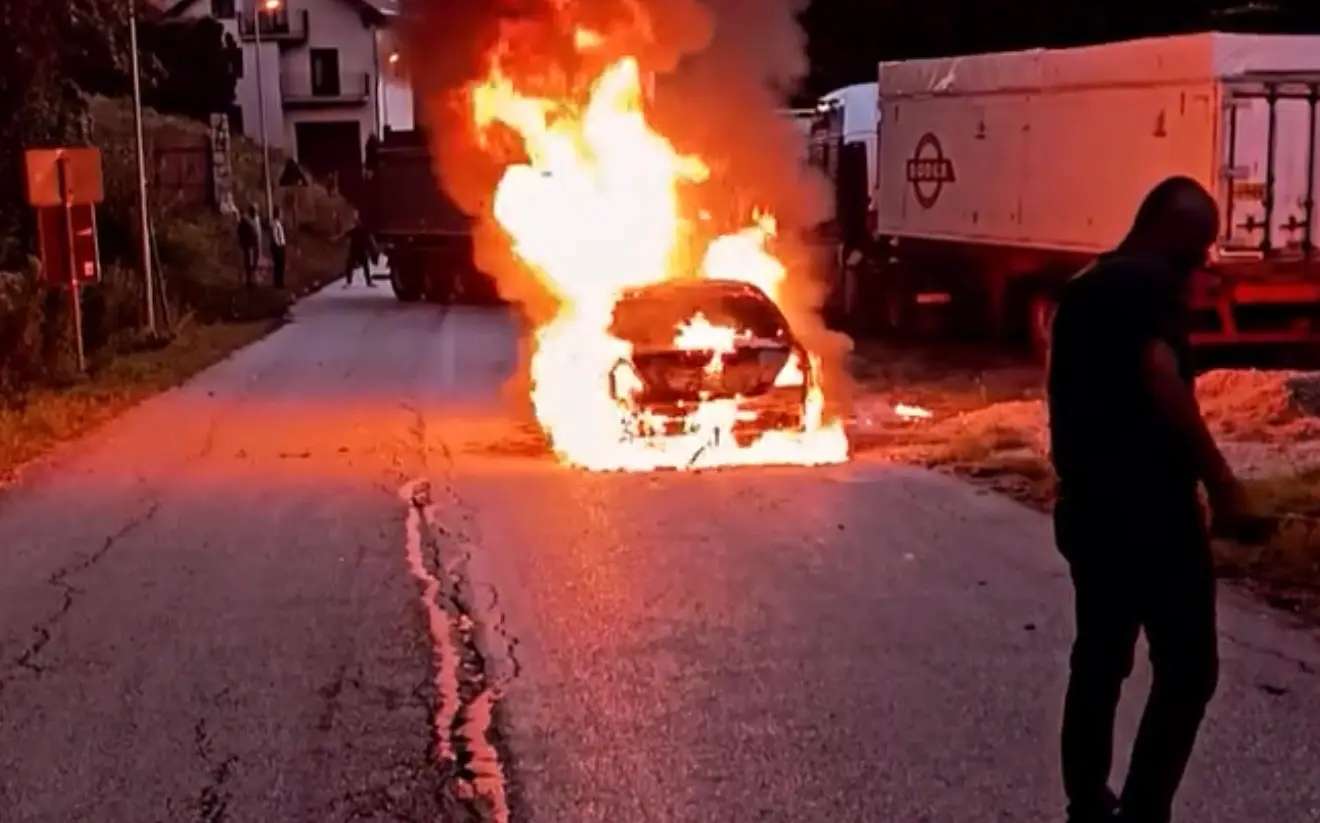 Automobil u plamenu kod Ivanjice: Vozilo izgorelo na Katićima, uzrok požara za sada nije poznat (FOTO)