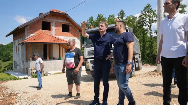 Asfalltira se ključna deonica u selu Gajevi kod Sevojna / foto: RINA