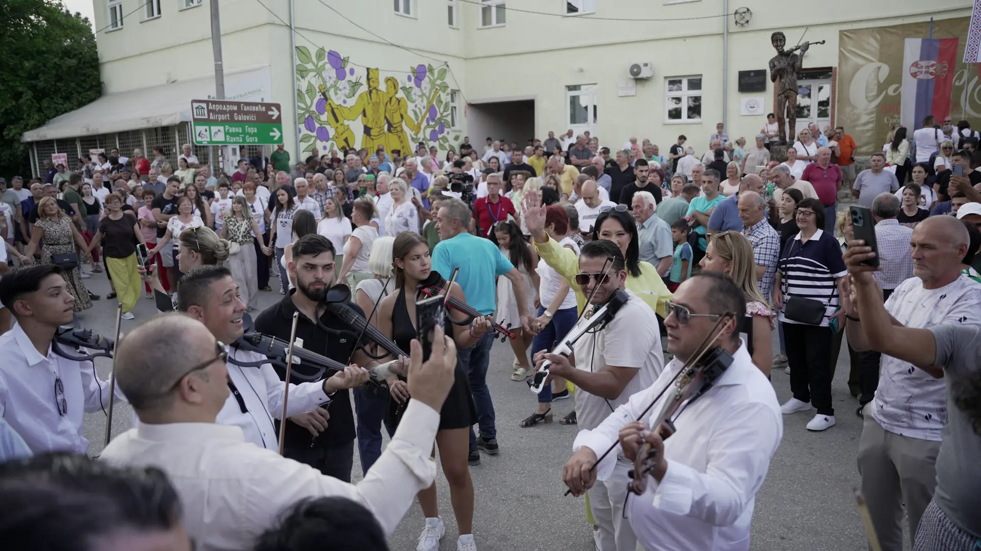 Odjeknule violine kroz Pranjane, ovo selo od danas je najveselije u Srbiji: Počela manifestacija koja je potpuno oživela suvoborski kraj - na stotine saboraša već stiglo (FOTO)