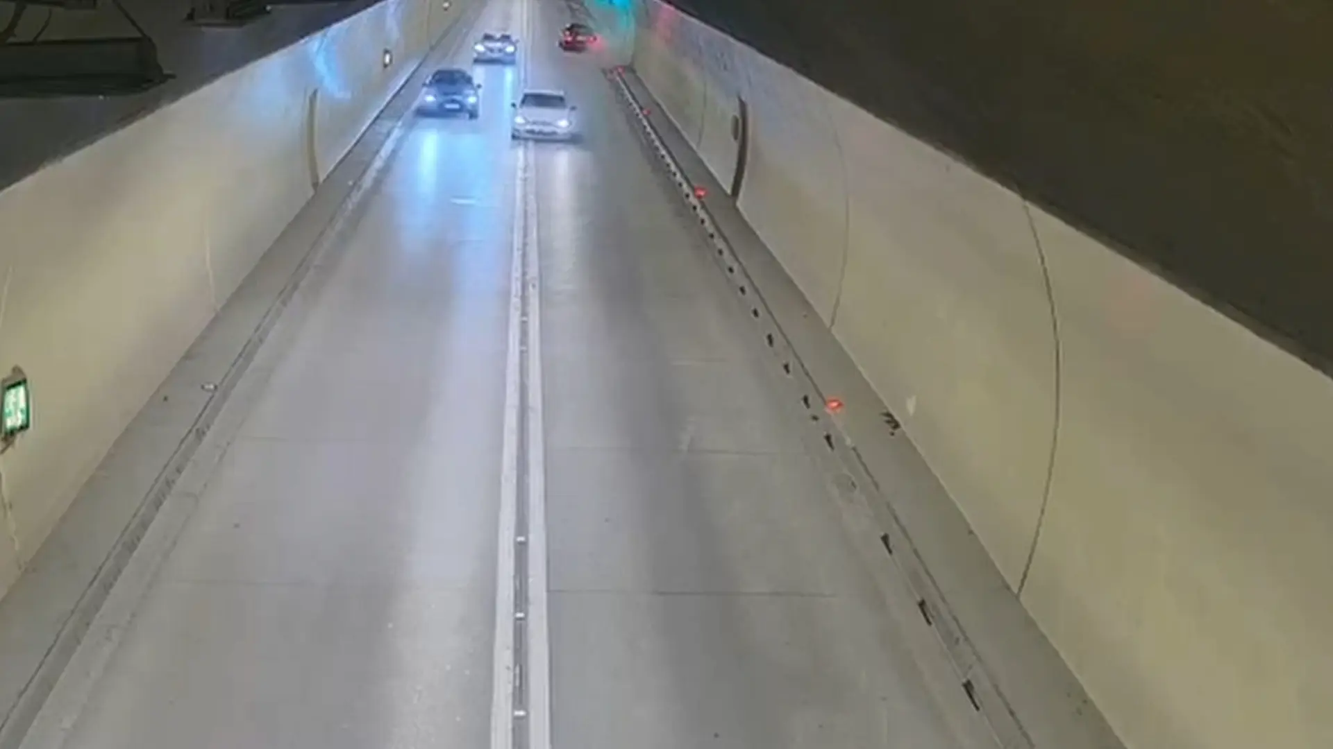 Jeziv snimak iz Crne Gore: Bahati mladi vozač u punoj brzini pretiče u tunelu dok mu u susret dolazi drugi auto - tragedija bukvalno izbegnuta za dlaku (VIDEO)