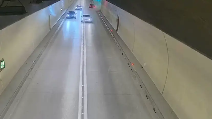 Jeziv snimak iz Crne Gore: Bahati mladi vozač u punoj brzini pretiče u tunelu dok mu u susret dolazi drugi auto - tragedija bukvalno izbegnuta za dlaku (VIDEO)