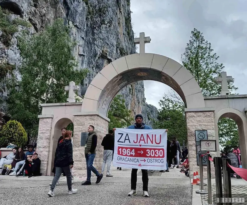 Kiša, umor i bolni koraci - ali, kad znaš za koga hodaš nema odustajanja: Ivan nakon šest dana i 300 km stigao pod Ostrog, sve za melenu Janu (FOTO)