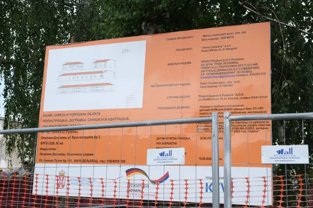 Glišić obišao radove na rekonstrukciji škole u Doljevcu / foto: RINA