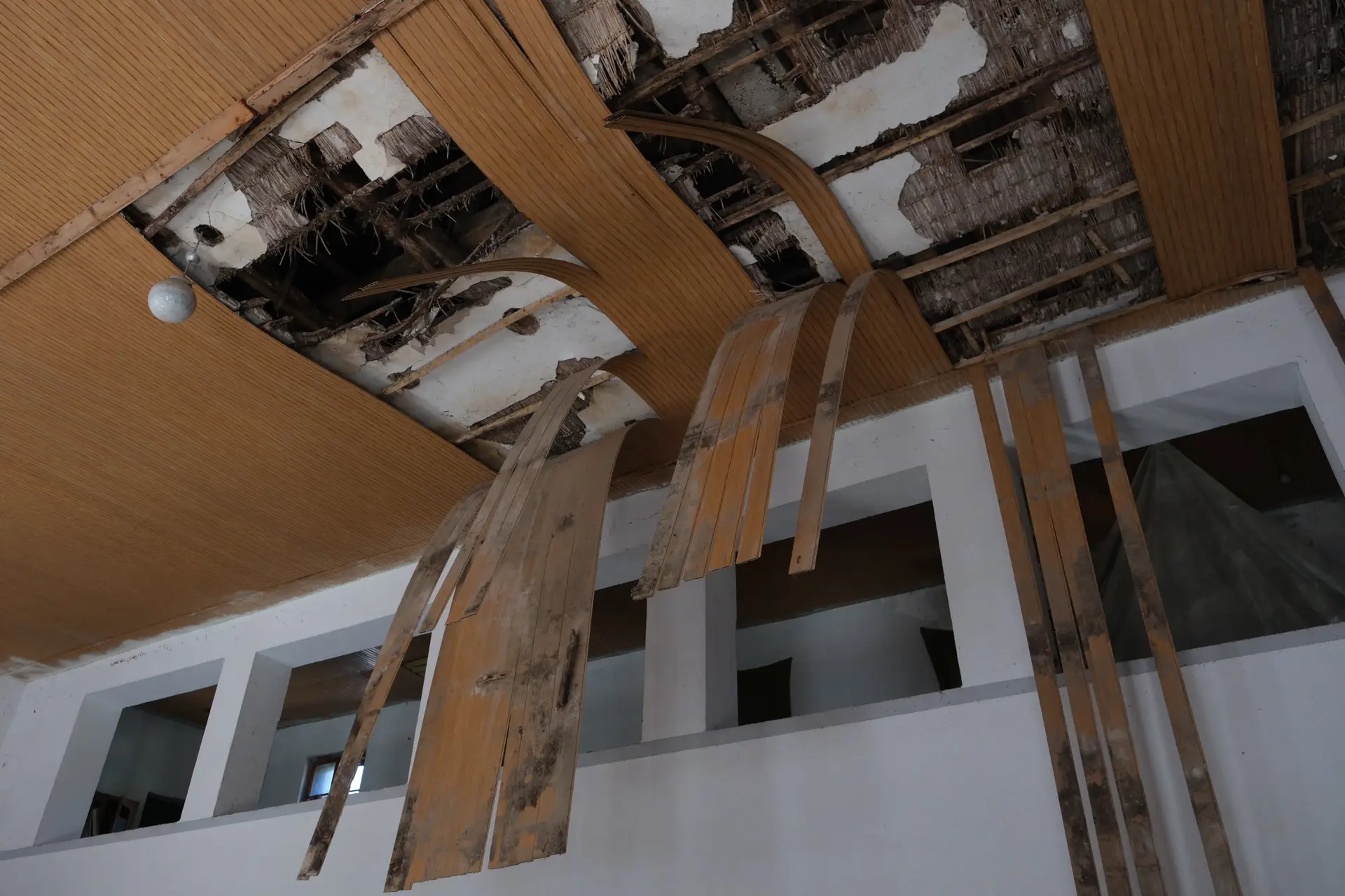 Plafon od trske, preti opasnost i od urušavanja: Nakon decenija čekanja konačno se renovira Dom kulture u selu Busur - ne ulaže se samo u velike gradove (FOTO)