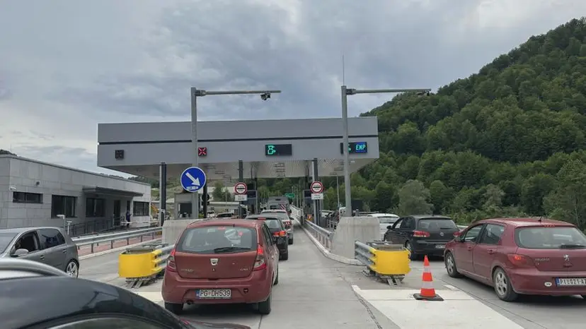 Među povređenima i petomesečna beba: Teška nezgoda kod Kolašina, vozač udario u betonski stub
