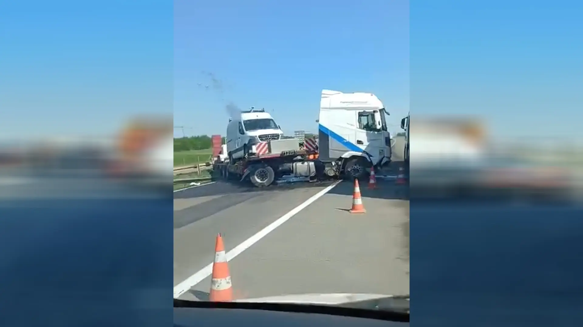 Uklanja se šleper koji je blokirao auto-put: Zbog nezgode kod Požarevca formirane dugačke kolone, vozači se jedva kreću (FOTO)(VIDEO)