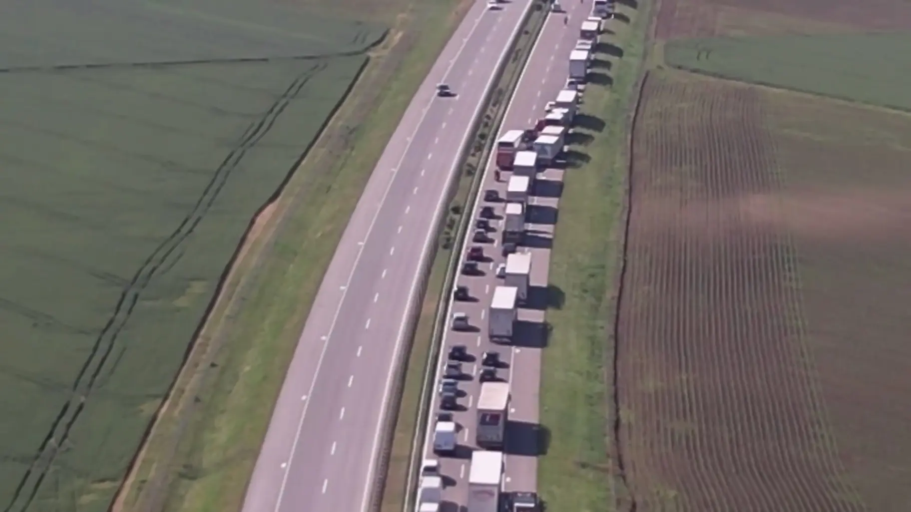 Kilometarska kolona na auto-putu:  Ovo su slike sa mesta nezgode kod Novog Sada, sve stoji zbog prevrtanja kamiona (FOTO)(VIDEO)