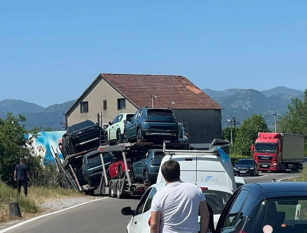 Kamion sa fiat pandama sleteo sa puta: Saobraćajna nezgoda na magistralnom putu Podgorica - Bar (FOTO)