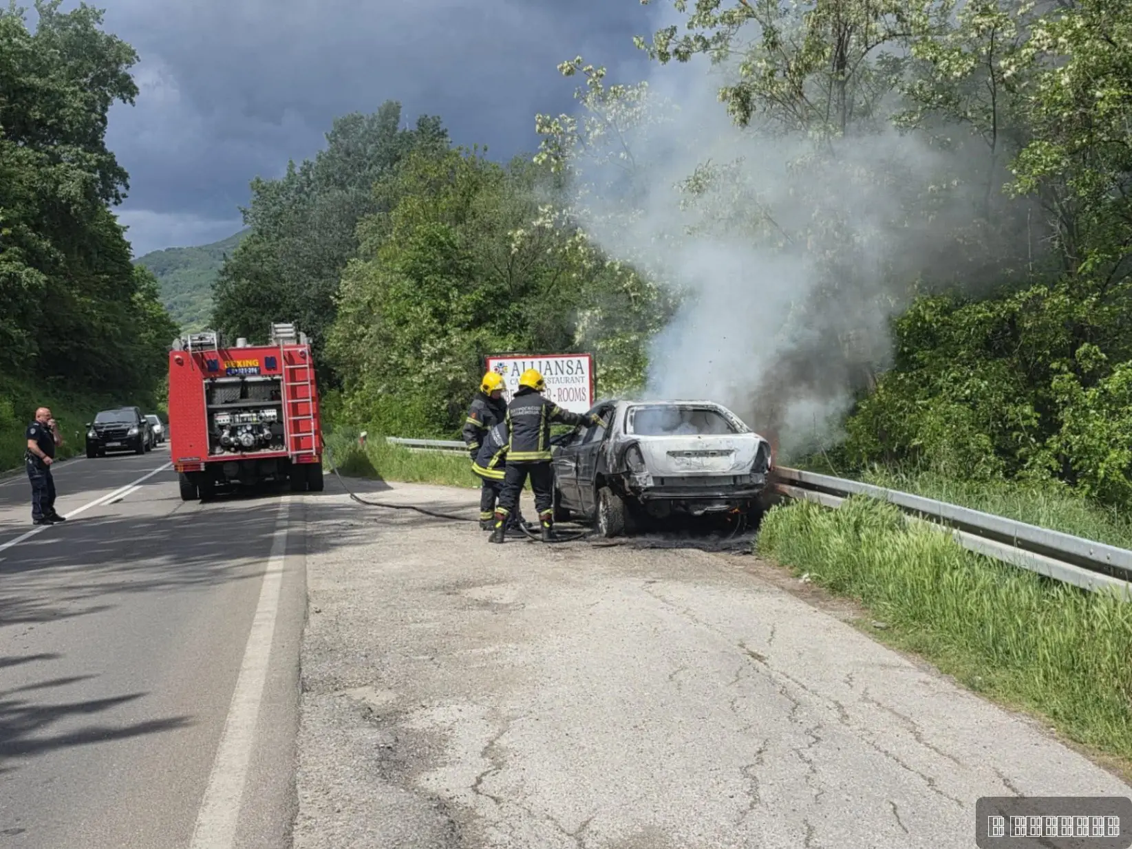 Prijavljen za porodično nasilje, pa se zapalio u autu? Drama na putu kod Čačka, mnuškarac teško povređen i prevezen u bolnicu (FOTO)