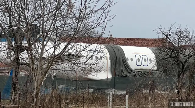 Avion parkiran na livadi, foto: RINA