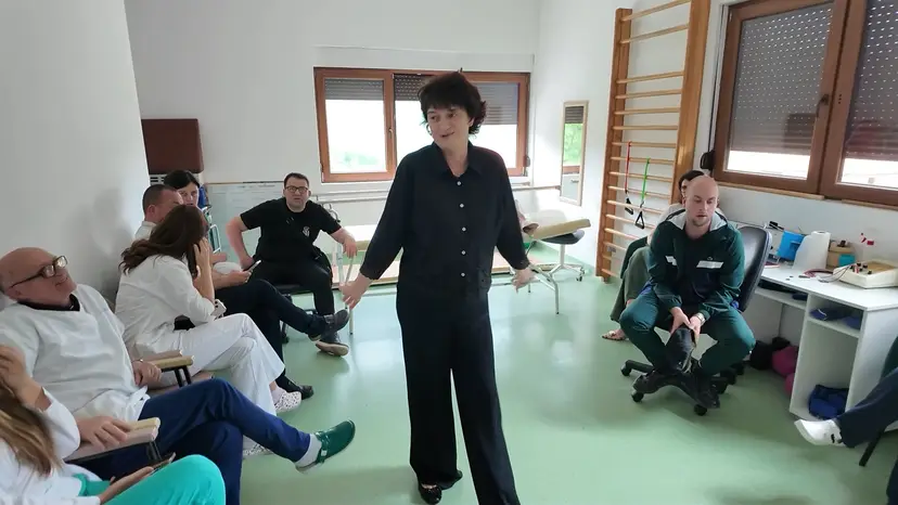 Pribojka Vera Simović otišla u penziju posle 40 godina rada: Suze i aplauz za fizioterapeutkinju iz Pribojske Banje