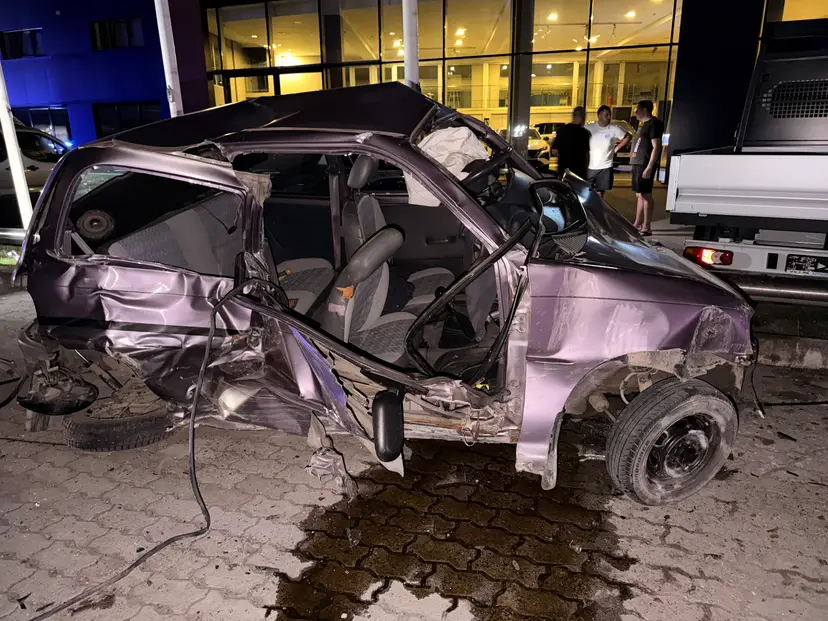 Jezive slike sa mesta teške nezgode na Ibarskoj: Jedno vozilo smrskano do neprepoznatljivosti, ima teško povređenih (FOTO)(VIDEO)