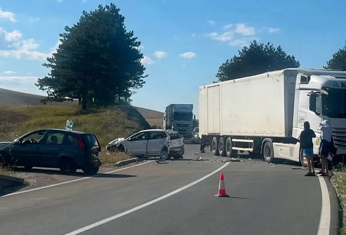 Žestok sudar kamiona i dva automobila kod Zlatibora: Teretnjak poprečen na putu, saobraćaj sav stoji