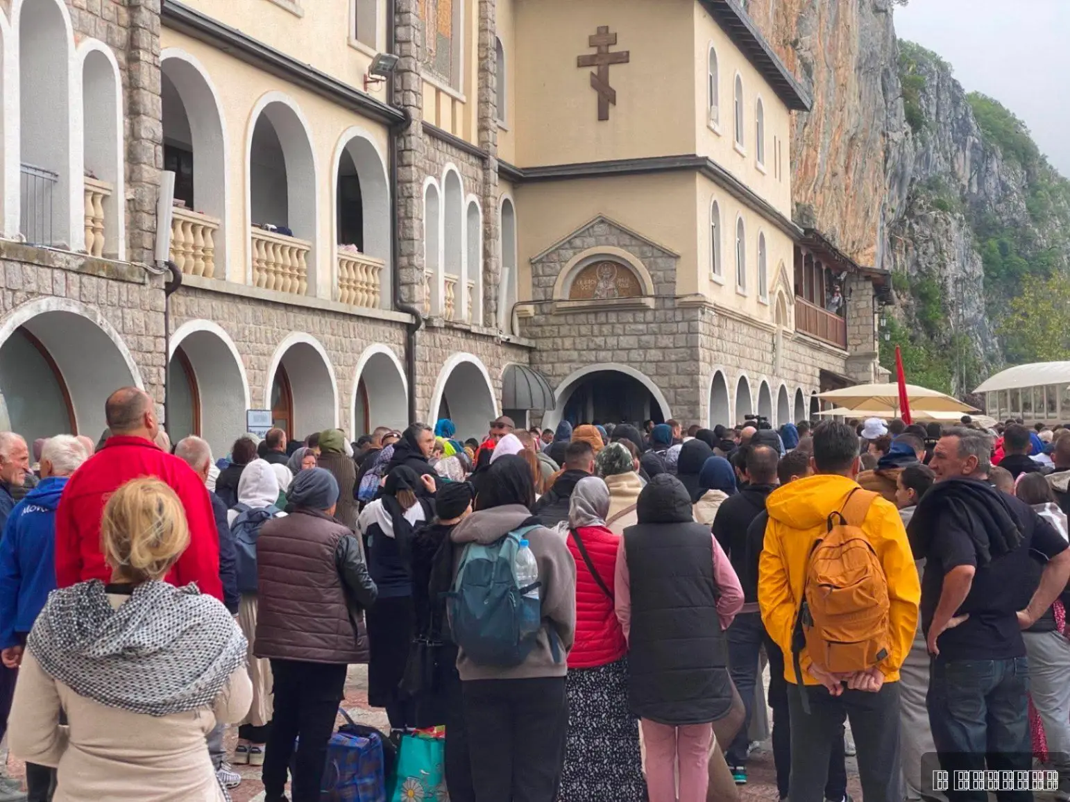 Nestvarne slike ispod Ostroške stene, sve više mladih dolazi da se pokloni moštima sveca: Hiljade vernika kod manastira Svetog Vasilija (FOTO)