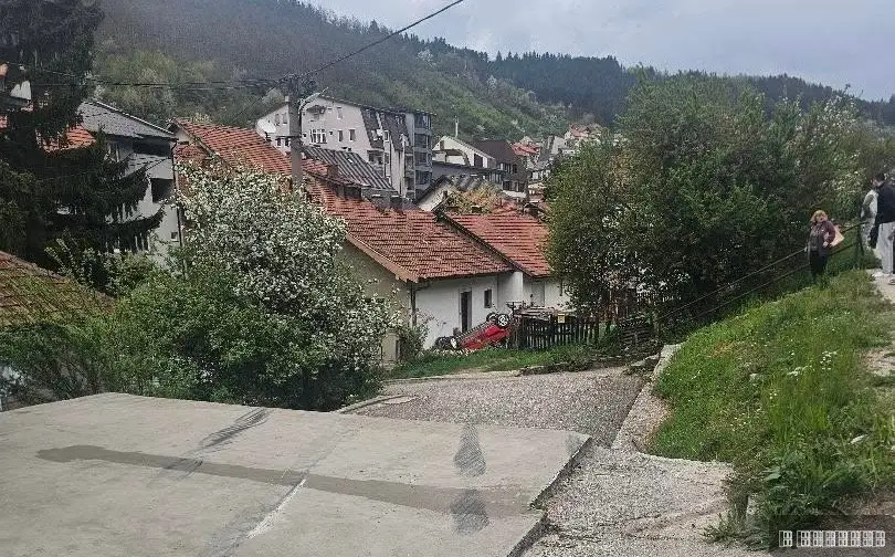 Tragedija izbegnuta za dlaku: Vozač izgubio kontrolu i zakucao se u kuću, meštani u šoku (FOTO)