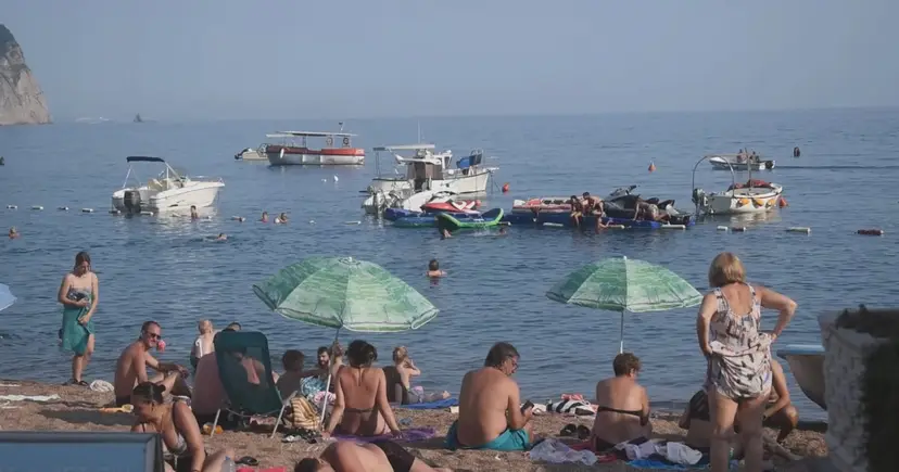 Srbi oprezno na plažama u Budvi: Policija proterala tri Bugarke, u svojoj zemlji registrovane zbog više krađa