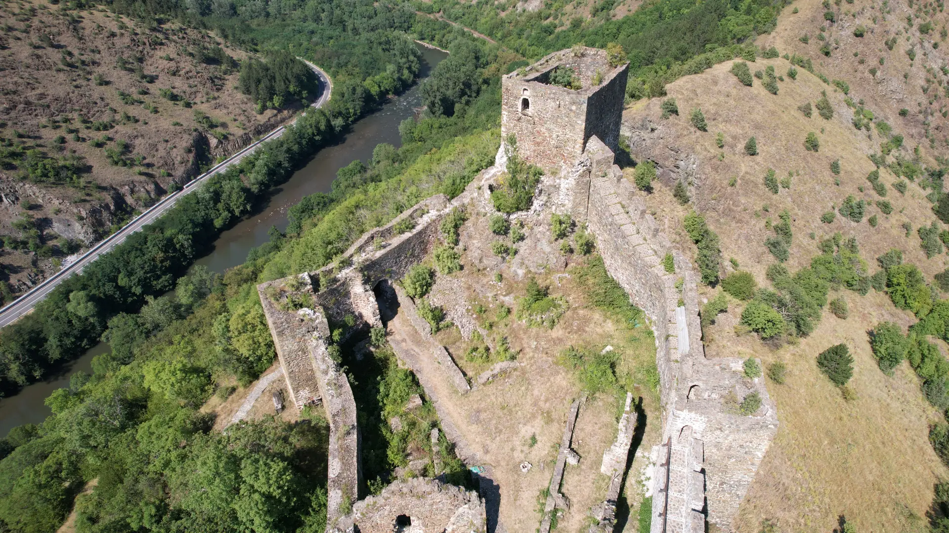Odbranjena tvrđava Magič, požar koji je izbio u blizini potpuno likvidiran: Na teritoriji Kraljeva na terenu na desetine vatrogasaca-spasioca i dobrovoljaca