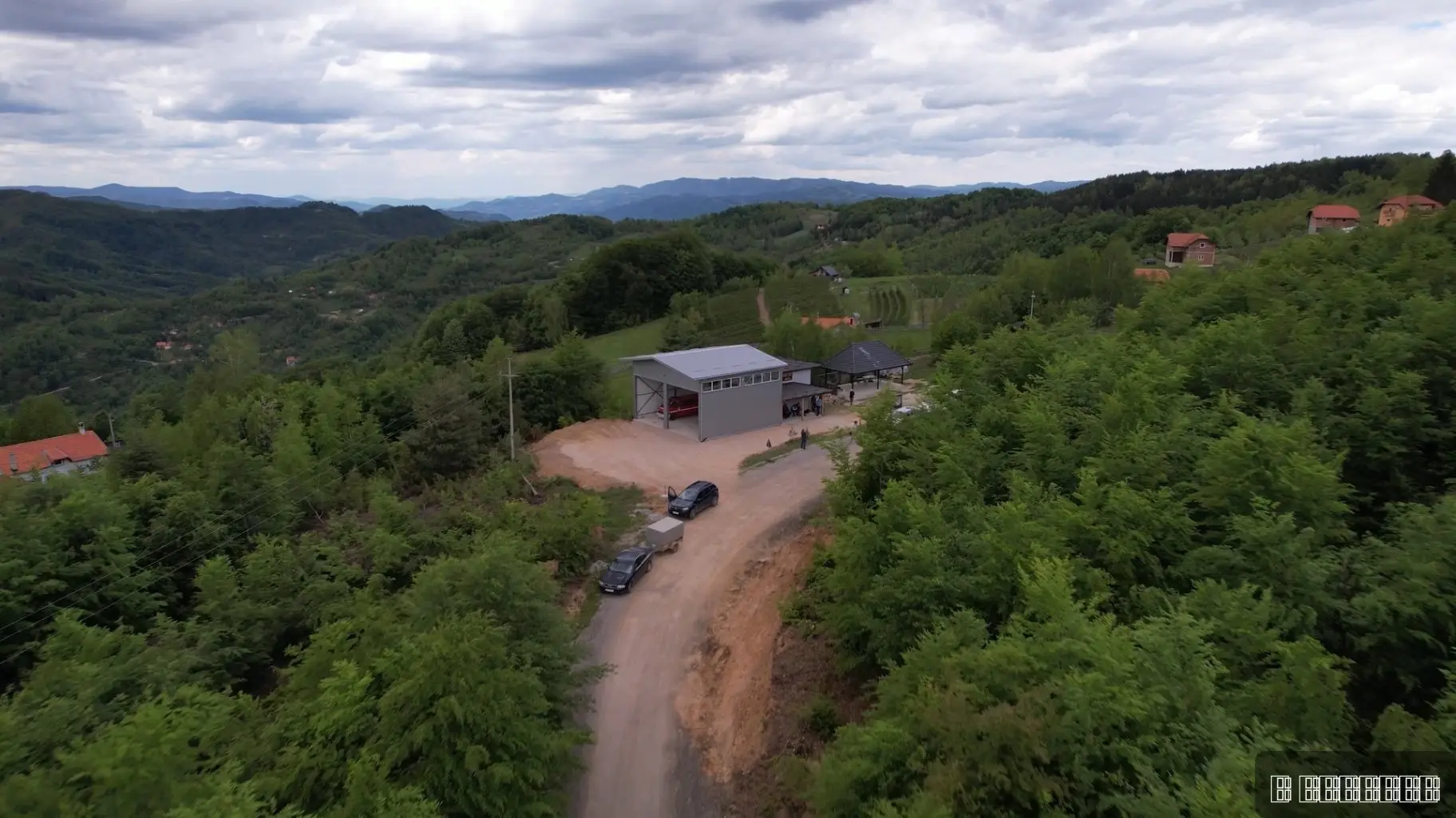 Ovo je sigurna baza za meštane sela kod Bajine Bašte: Izgrađen vatrogasni dom i asfaltiran put - sve što je ministar obećao, to je i ispunjeno (FOTO)(VIDEO)