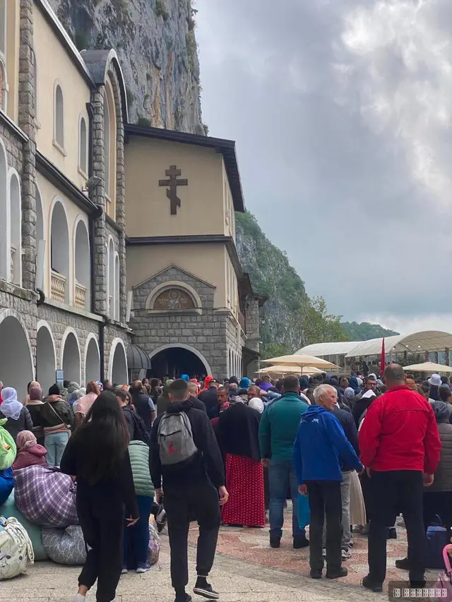 Hiljade vernika kod manastira Savetog Vasilija, foto: RINA