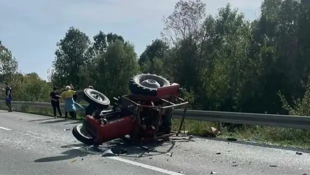 Prevrnuo se traktor na glavnom putu: Nezgoda na ulazu u Ivanjicu