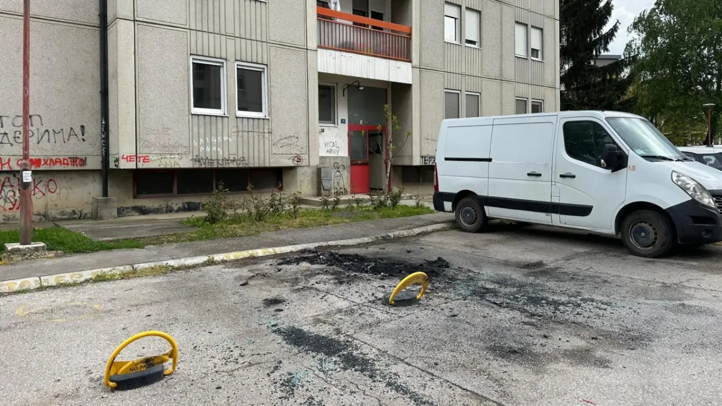 Probudio nas strašan zvuk i zatekao jeziv prizor: Zapaljen luksuzni bmw džip ispred zgrade u Čačku (FOTO)(VIDEO)