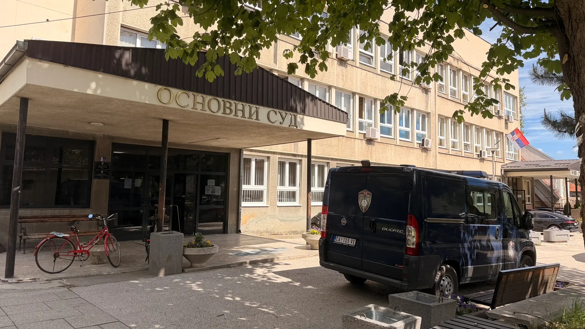 Pobiću vas sve: Čačanin pretio komšijama u zgradi i dobio četiri meseca zatvora - prijavljivali se međusobno preko 30 puta