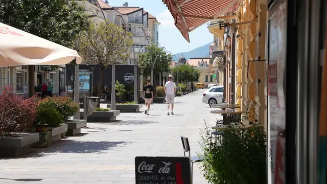 Čačak – visoke temperature ispraznile ulice, poluprazni kafići i tek poneki prolaznik – Foto: RINA