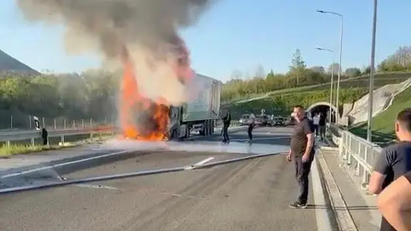 Drama na auto-putu Miloš Veliki: Zapalila se kabina na kamionu, plamen ogroman a saobraćaj u zastoju (FOTO)