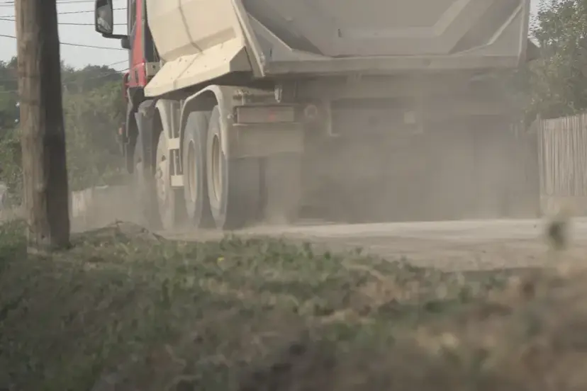 Kamion udario u ogradu porodične kuće: Alaramantna situacija na Topalovom brdu kod Čačka - meštani godinama imaju veliki problem