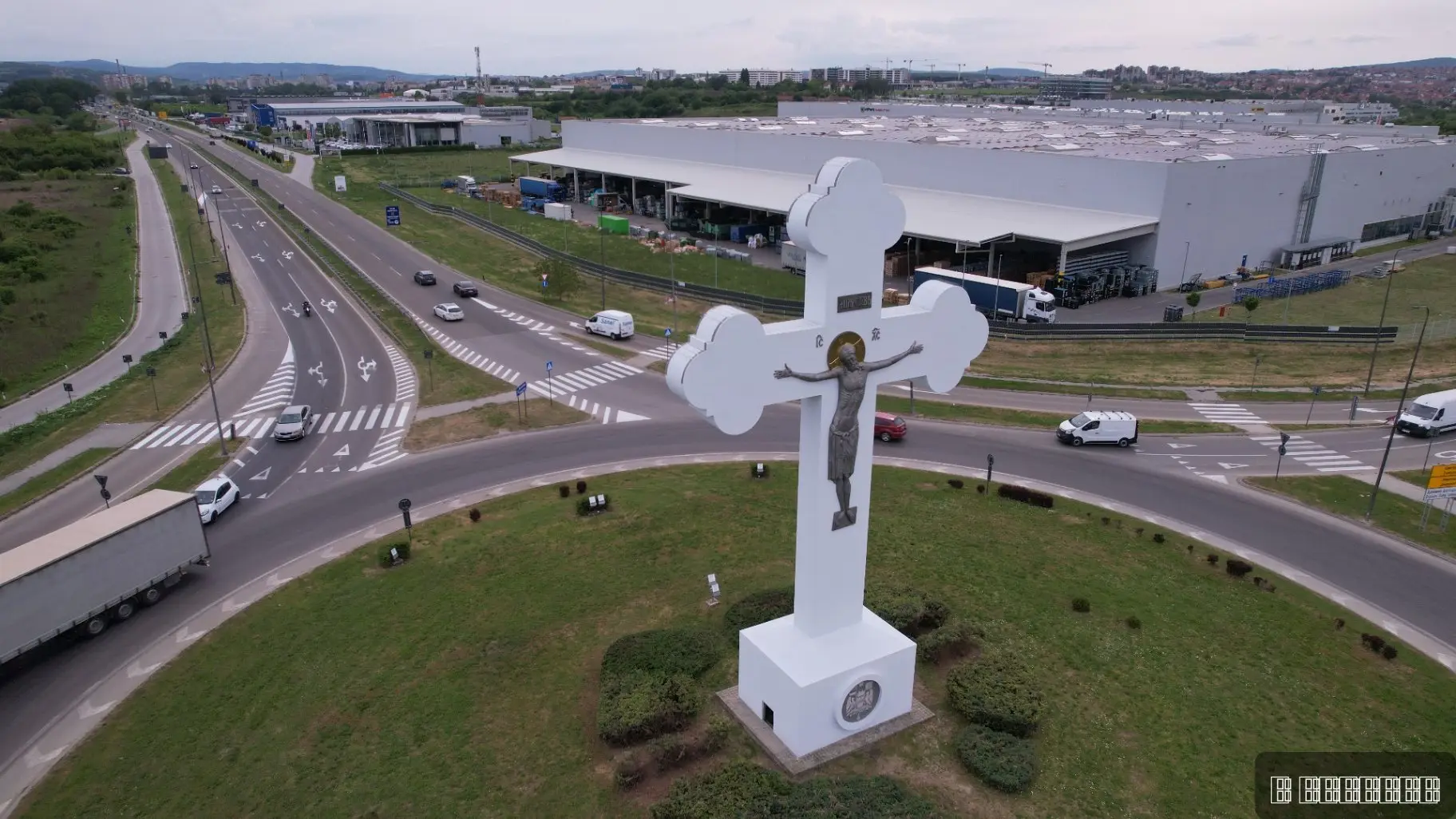Ovo je jedan od najlepših simbola pravoslavlja u regionu, a nalazi se u srcu Srbije: Đurđevdanski krst visok 18 metara i privlači veliku pažnju - sada sija novim sjajem (FOTO)