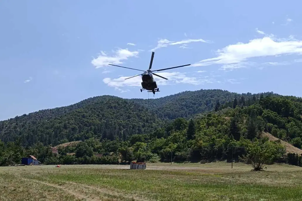 VOJSKA DIGLA MI-17 IZNAD STOLOVA: Požar zahvatio više od 200 hektara, helikopter gasi vatru iz vazduha (FOTO)(VIDEO)